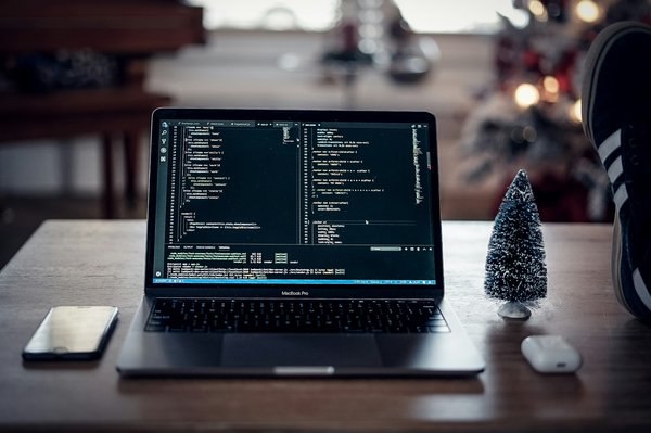 Quels sont les avantages de l'utilisation des workflows asynchrones dans les architectures de microservices?